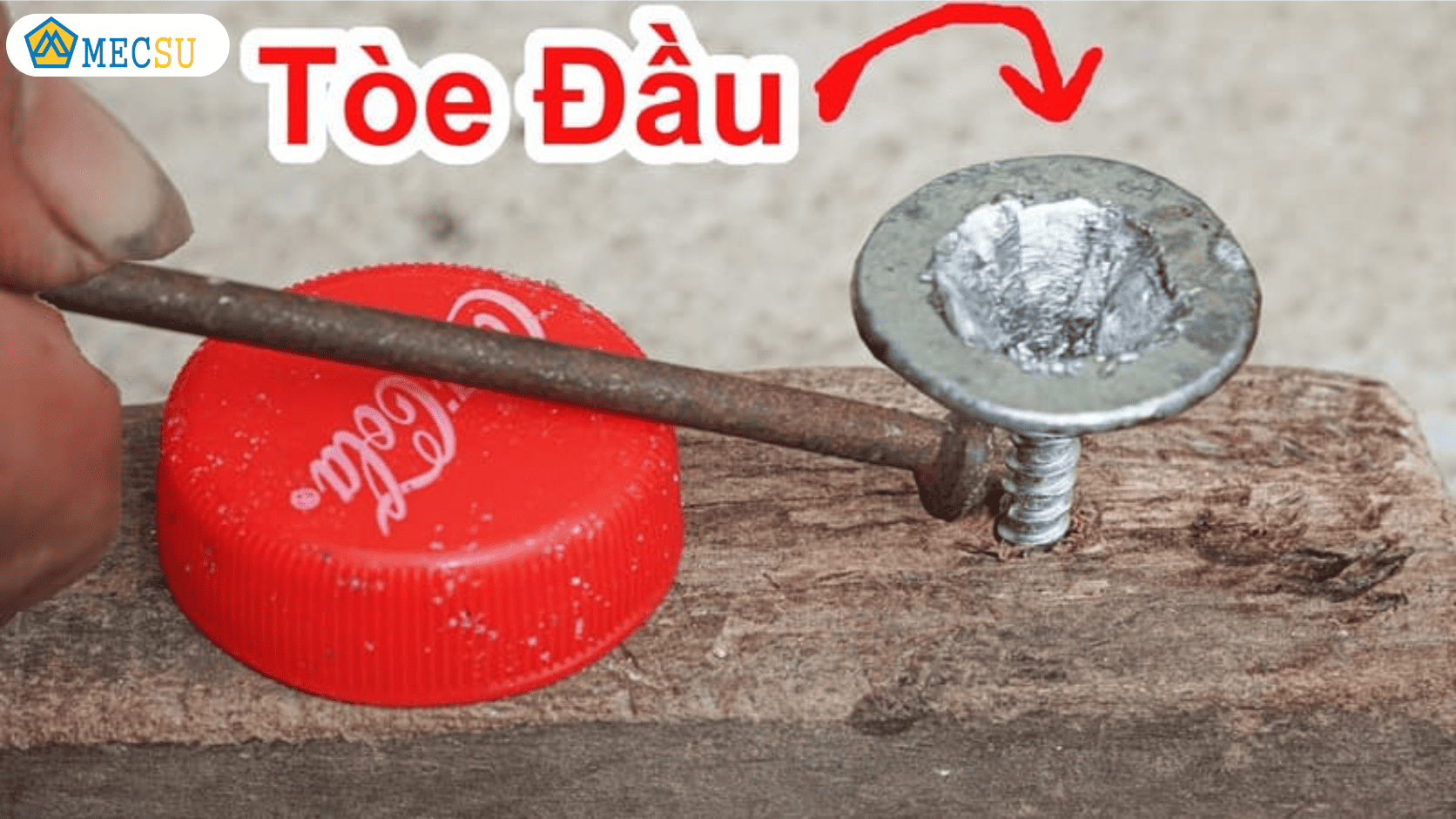 Sử dụng tua vít không phù hợp làm toe đầu bu-lông